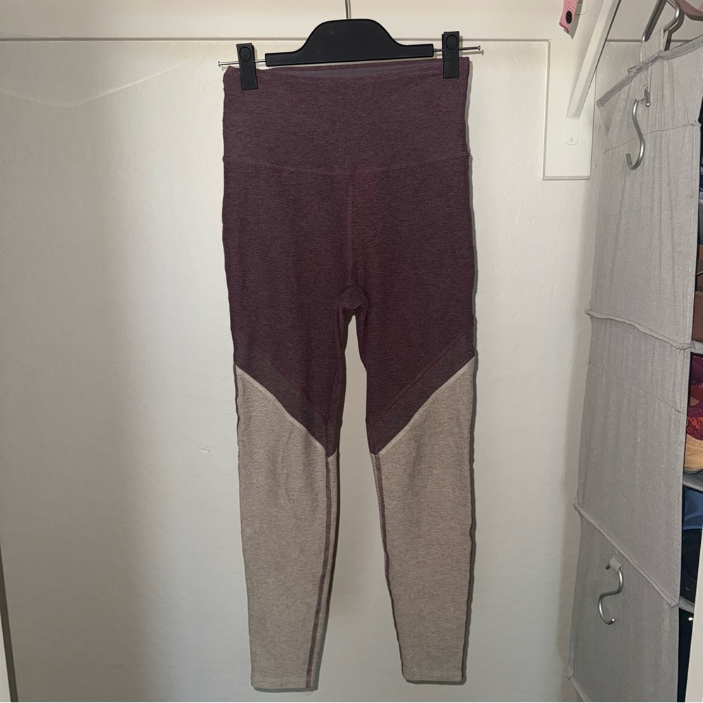 Two-Tone Leggings in Burgundy and Beige